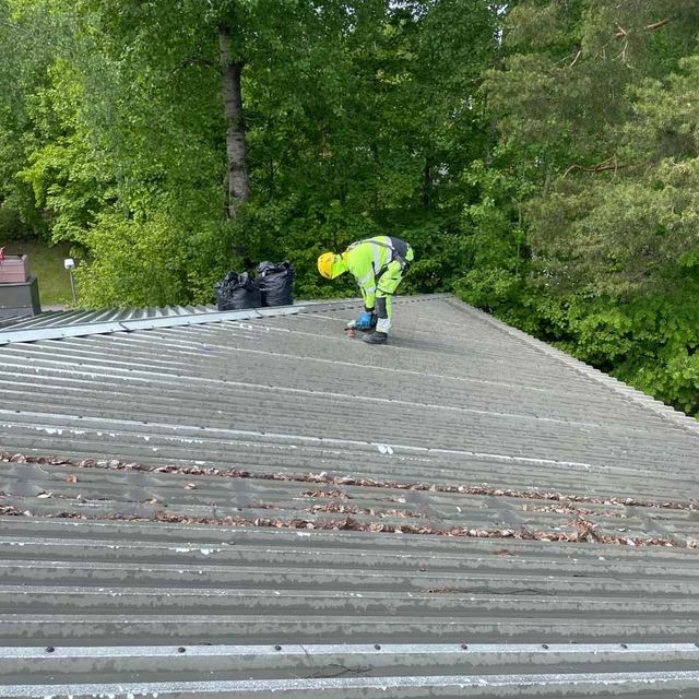 Rakennustyöntekijä töissä katolla